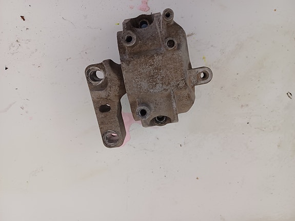 VW CADDY 2010-2015 2.0 TDI Moottorin kiinnikekorvake 1K0199262CB