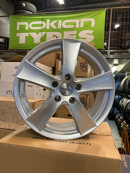 4kpl Uudet alut 17” 5x114,3 Honda Dezent