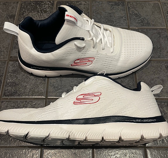 Skechers miesten matalavartiset tennarit - koko 44, hyvä kunto