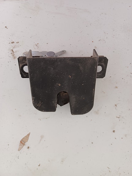 VW CADDY 2010-2015 2.0 TDI Takakannen lukko 2K5827505
