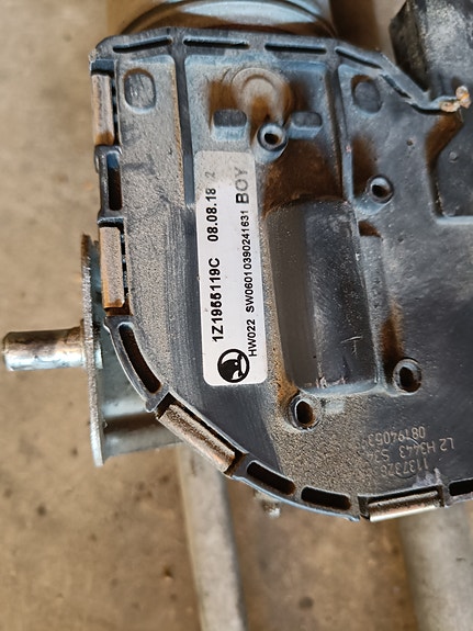 Skoda Octavia pyyhkijän moottori ja vivusto