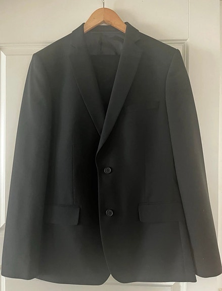 Monton miesten musta puku + Topman-liivi – kuin uusi!