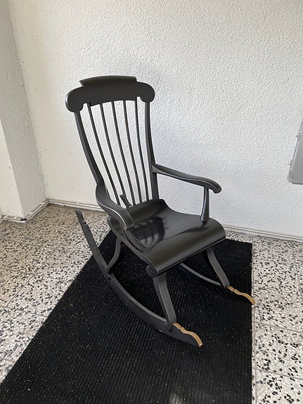 Keinutuoli musta