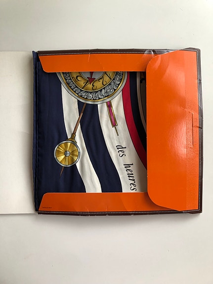 Hermes silkkihuivi pakkauksen kanssa, käyttämätön