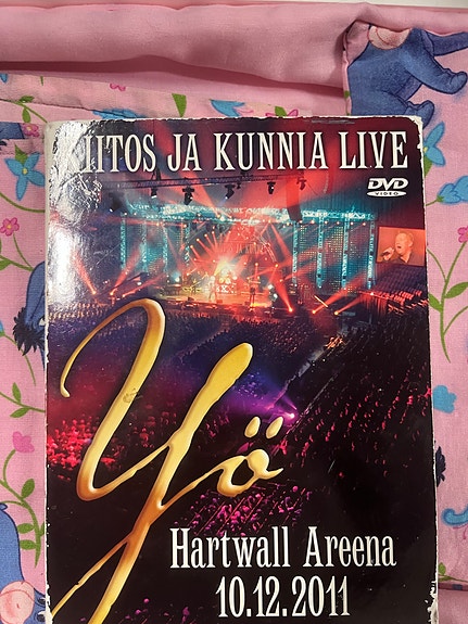Yö Kiitos ja kunnia LIVE DVD-konsertti