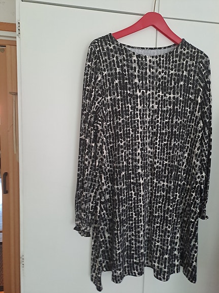 Vähän käytetty juhlava mekko