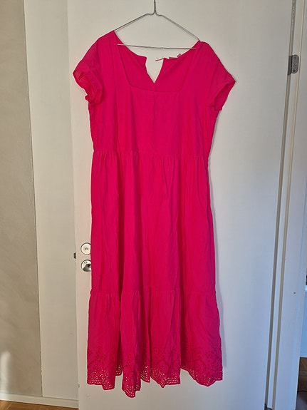 Pinkki mekko
