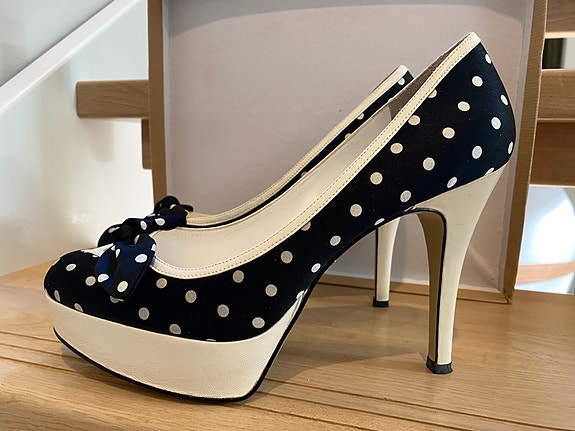 Guess pin up -korkkarit