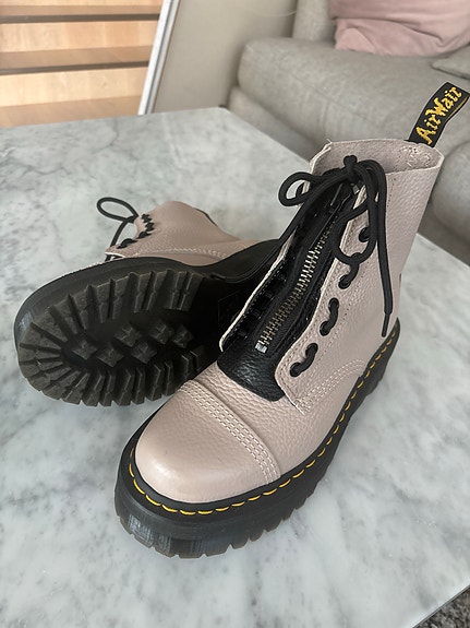 Dr Martens beige-mustat maiharit