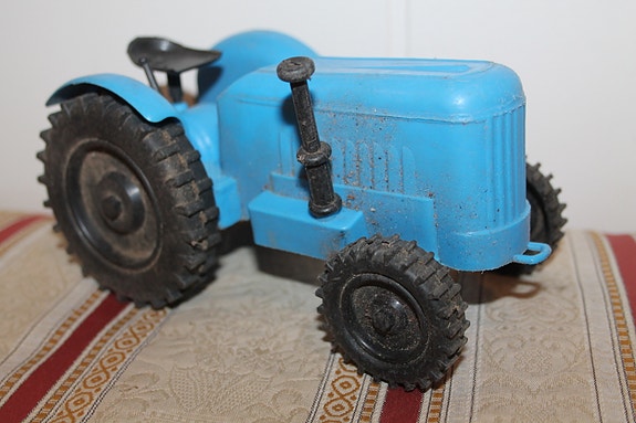 Suomi 80-luku muovi traktori leikkiauto 18cm vanha vintage muoviauto lelu