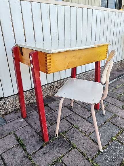 Puu pulpetti ja tuoli
