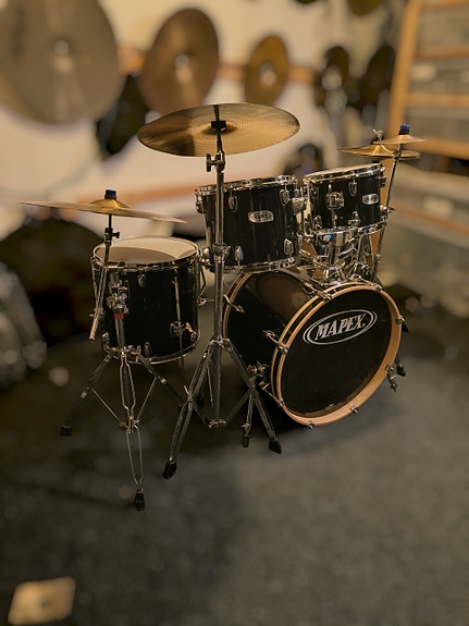 Mustat Mapex -rummut ja ständit, rumpusetti, rumpu setti