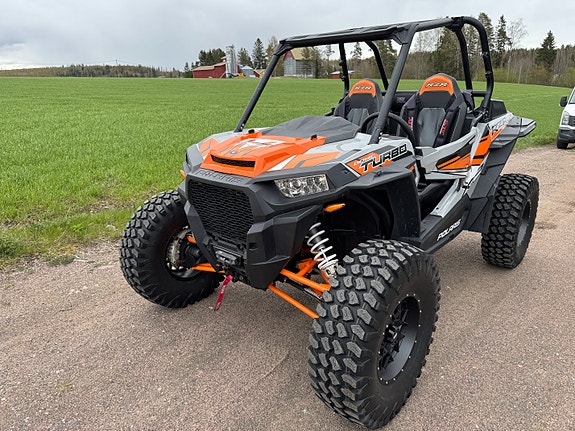 Polaris RZR 1000 turbo traktorin kilvissä