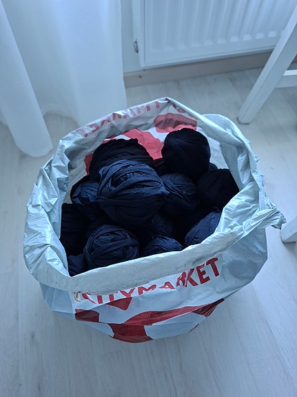 Itse leikattu musta trikookude, kassillinen