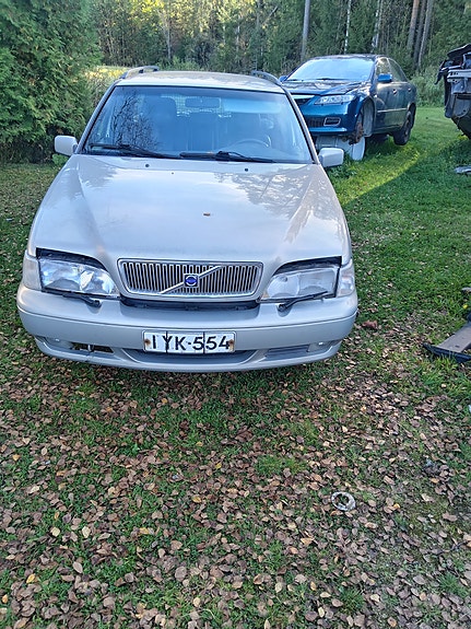 Volvo v70 mk1 Farmari. Nahkasisustus. Bensa 2.4 uudemmalla koneella jo.