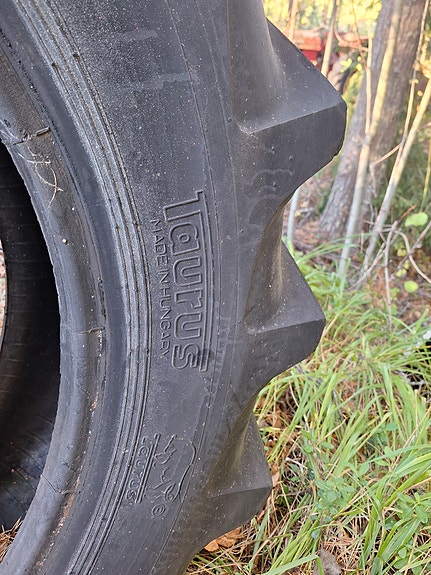 Traktorin rengas 13.6R-28