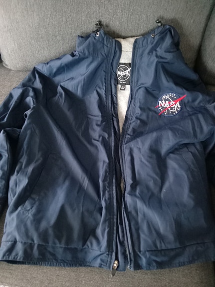 Aito NASA-takki hupulla, S