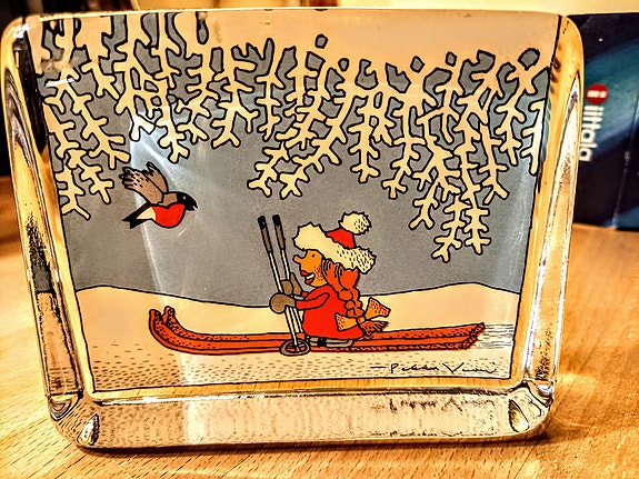 Iittala/ Pekka Vuori/ Tonttutyttö hiihtää