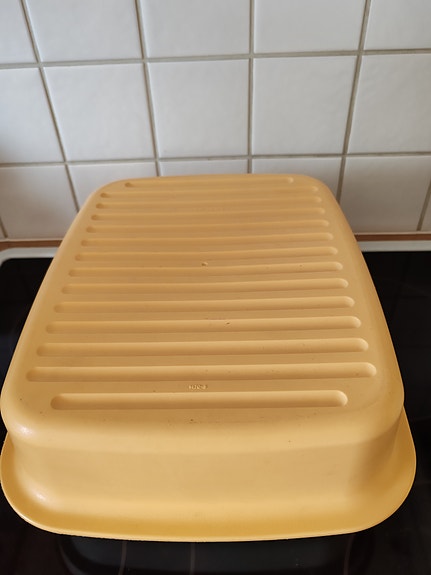Tupperware leipälaatikko