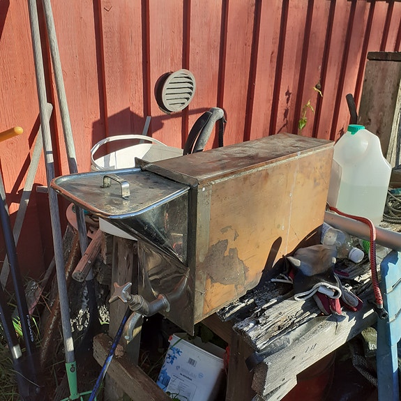 Vesisäiliö puuhellaan tai kiukaan päälle/sivulle