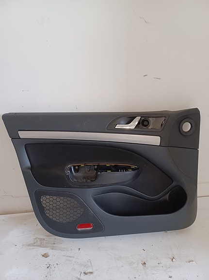 Skoda Octavia 2010 Oven verhous vasen etu 1Z1867011DDWAR