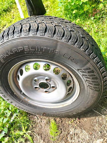 Hyvät n. 6-7mm pinnalla. Hakkapeliitta kitkat, peltivanteilla.teilla,