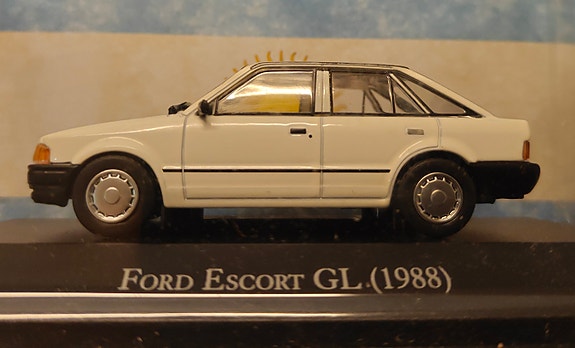 Pienoismalli Ford Escort 1988  1/43