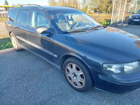 Volvo v70 2.4 D vm- 02 Myydään osina