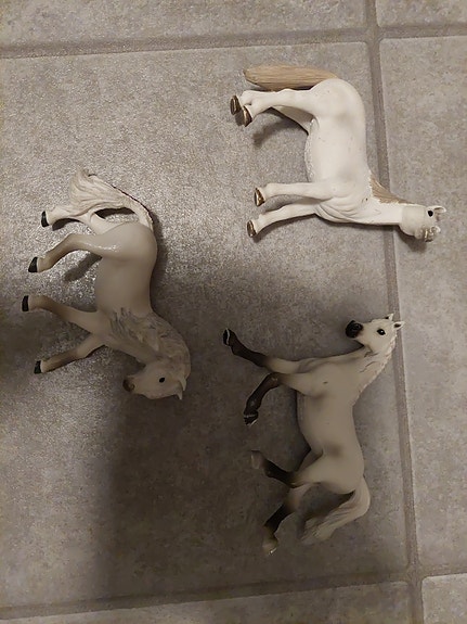 2 valkoista Schleich hevosta ja 1 poni