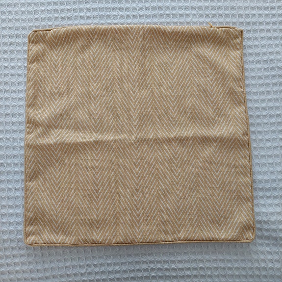 Tyynynpäällinen keltainen