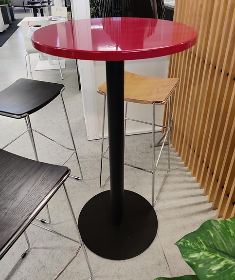 Pyöreä pöytä punaisella kannella