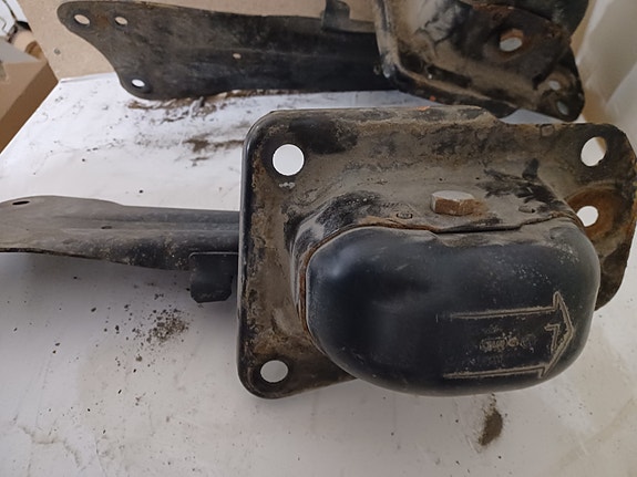 Skoda Octavia 2010 Taka-akseli pitkitäis tukivarsi vasen 1K0505223K