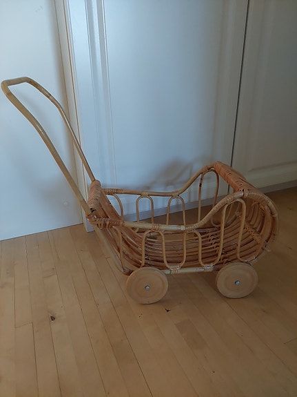 Rottinkiset nukenvaunut