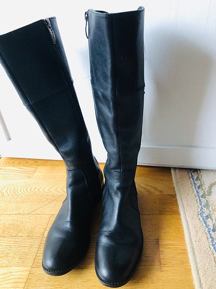 Saappaiden korkeus 40 cm, koko 38, korko 2 cm, nahkaa