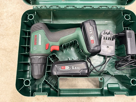 Bosch UniversalDrill Akkuporakone 18V 2x 1,5Ah akut