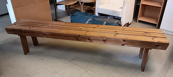 Pitkä Puinen penkki