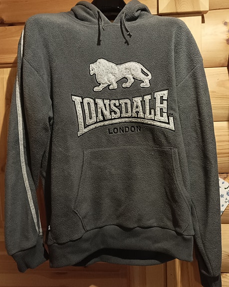 Harmaa  Lonsdale huppari.