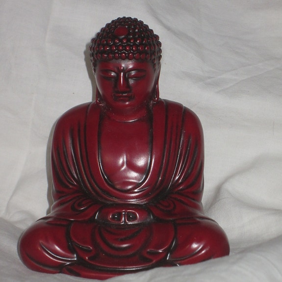 Buddha-patsas Tummanpunainen istuva meditoiva, painava n. 11 x 9 cm