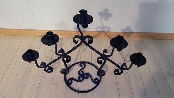 Taottu kynttelikkö musta 5-haarainen