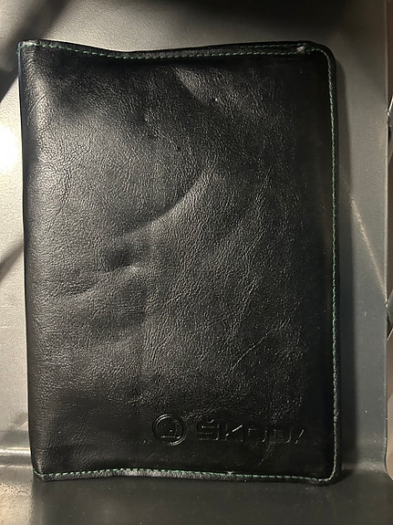 Skoda ohjekirjakansio