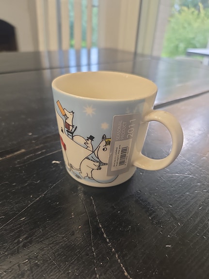Lumileikkejä muumimuki