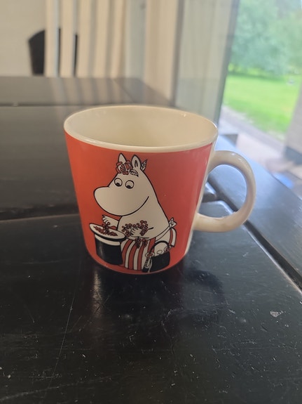 Muumimamma ja marjat muumimuki