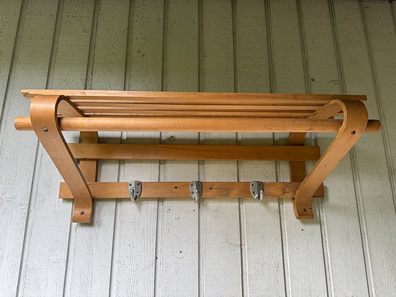 vanha koivuinen design seinänaulakko