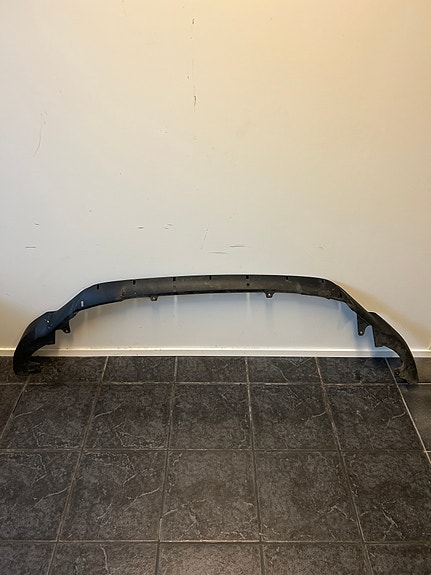 Toyota Rav4 etupuskurin alamuovi