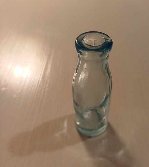 Pieni turkoosi lasipullo