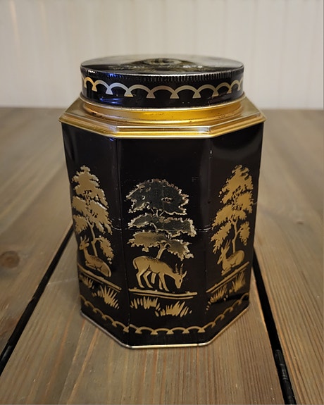 Vanha peltinen kahvipurkki