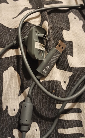 Xbox 360 ohjaimen kaapeli ja laturi