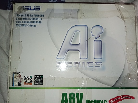 2 emolevyä Asus A8V Deluxe & vanha emolevy+prossu