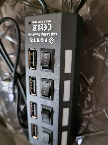 4 USB-porttia lataukseen