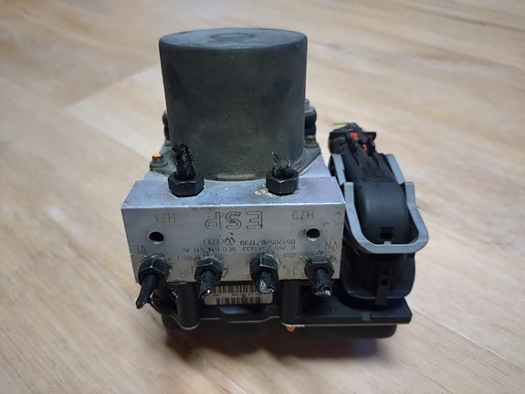 Audi A4 (2005-2008) ABS-yksikkö 8E0 614 517 AL